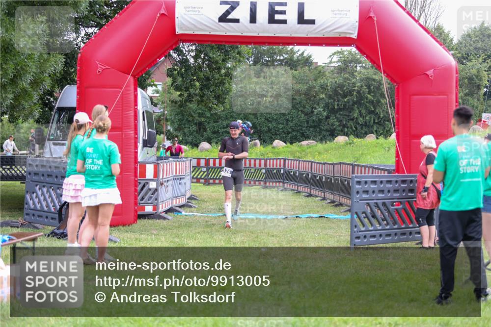 21.06.2026 - 29. Vierlanden-Triathlon Andreas Tolksdorf http://msf.ph/oto/9913005 21.06.2026 10:58:58 Ziel 326 meine-sportfotos.de