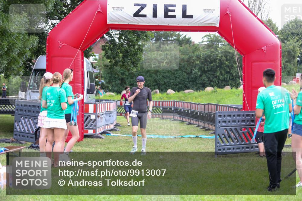 21.06.2026 - 29. Vierlanden-Triathlon Andreas Tolksdorf http://msf.ph/oto/9913007 21.06.2026 10:58:59 Ziel 326 meine-sportfotos.de