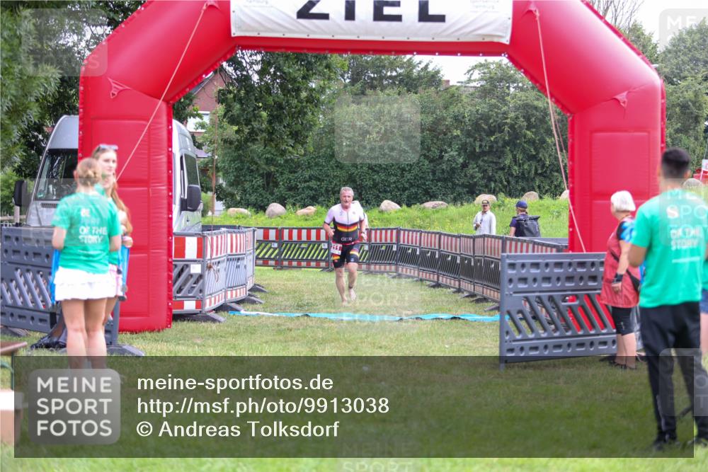21.06.2026 - 29. Vierlanden-Triathlon Andreas Tolksdorf http://msf.ph/oto/9913038 21.06.2026 10:59:46 Ziel 211 meine-sportfotos.de