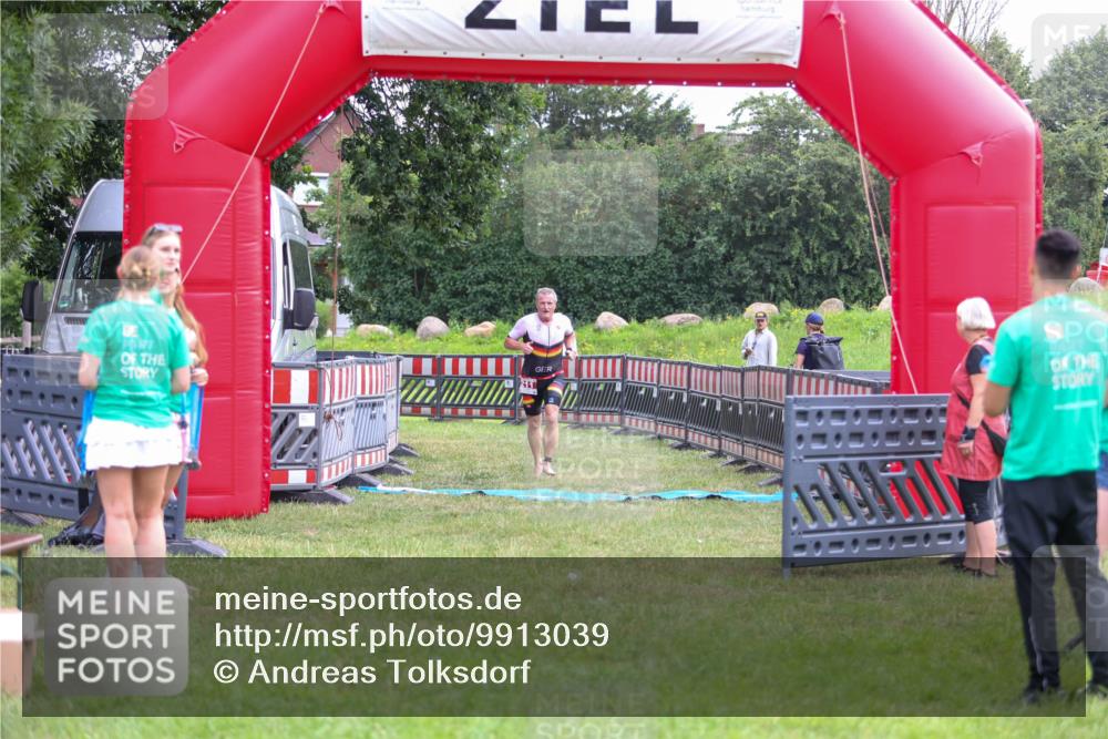 21.06.2026 - 29. Vierlanden-Triathlon Andreas Tolksdorf http://msf.ph/oto/9913039 21.06.2026 10:59:46 Ziel 211 meine-sportfotos.de