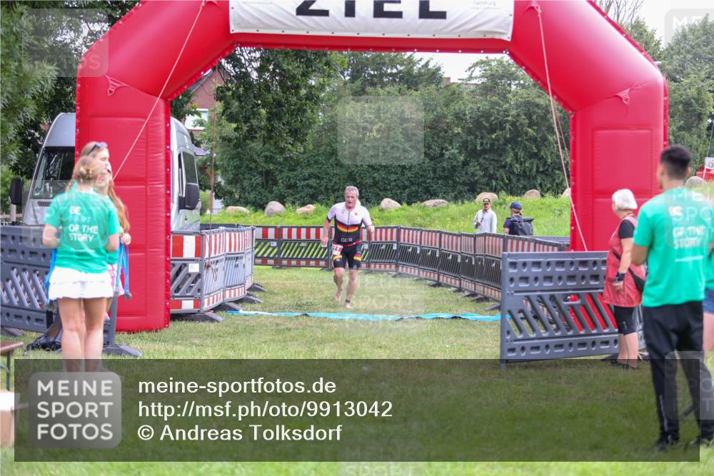 21.06.2026 - 29. Vierlanden-Triathlon Andreas Tolksdorf http://msf.ph/oto/9913042 21.06.2026 10:59:46 Ziel 211 meine-sportfotos.de