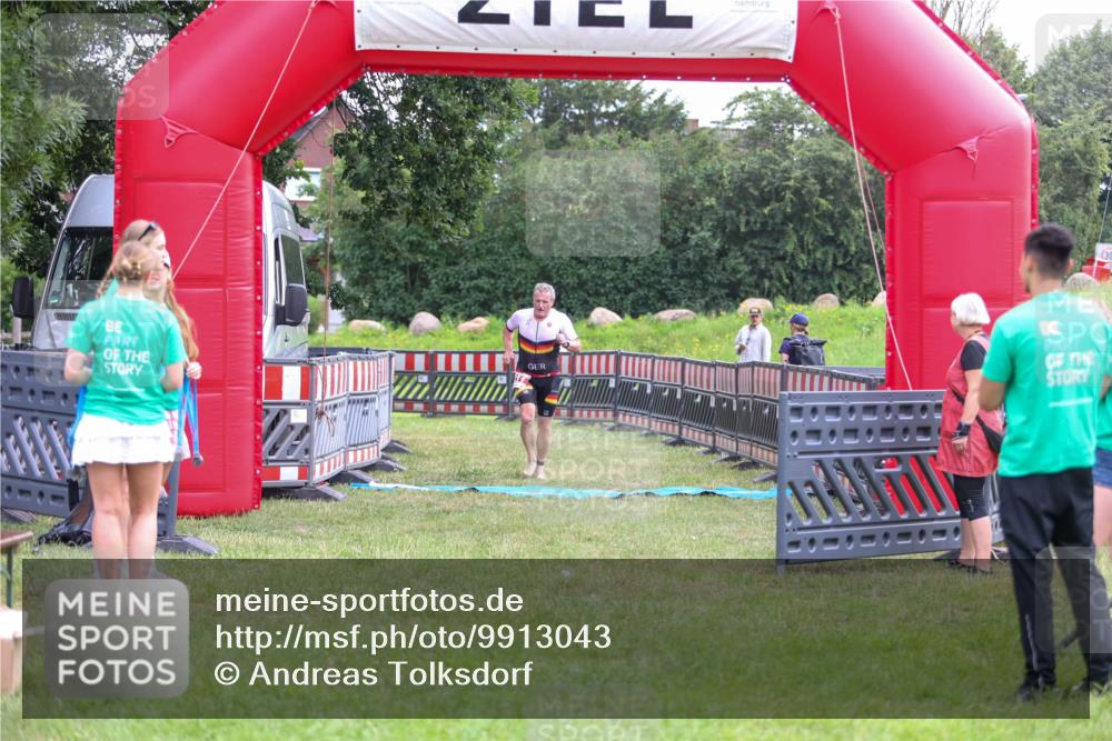 21.06.2026 - 29. Vierlanden-Triathlon Andreas Tolksdorf http://msf.ph/oto/9913043 21.06.2026 10:59:46 Ziel 211 meine-sportfotos.de