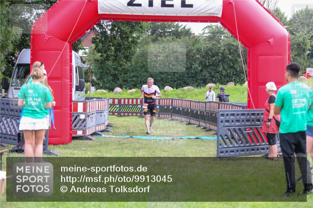 21.06.2026 - 29. Vierlanden-Triathlon Andreas Tolksdorf http://msf.ph/oto/9913045 21.06.2026 10:59:46 Ziel 211 meine-sportfotos.de