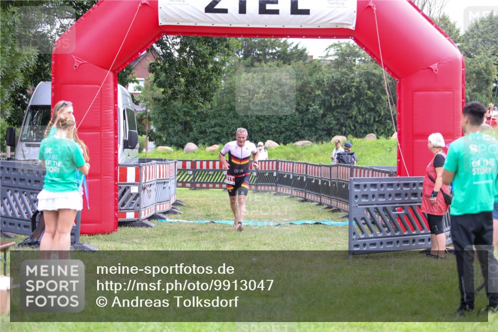 21.06.2026 - 29. Vierlanden-Triathlon Andreas Tolksdorf http://msf.ph/oto/9913047 21.06.2026 10:59:47 Ziel 211 meine-sportfotos.de