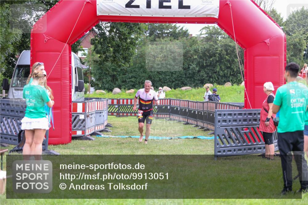 21.06.2026 - 29. Vierlanden-Triathlon Andreas Tolksdorf http://msf.ph/oto/9913051 21.06.2026 10:59:47 Ziel 211 meine-sportfotos.de