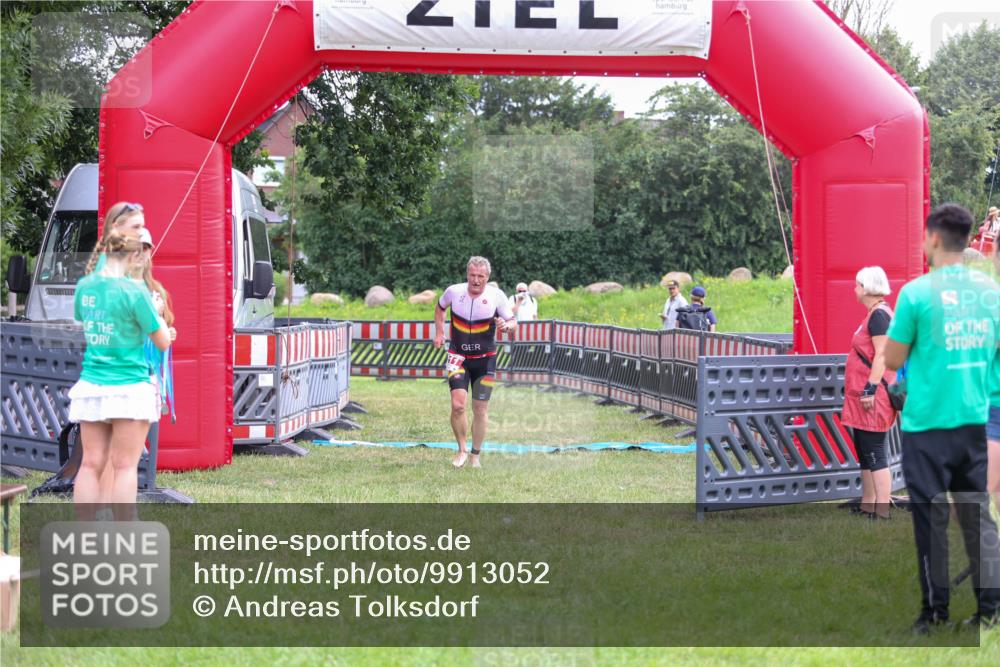 21.06.2026 - 29. Vierlanden-Triathlon Andreas Tolksdorf http://msf.ph/oto/9913052 21.06.2026 10:59:47 Ziel 211 meine-sportfotos.de