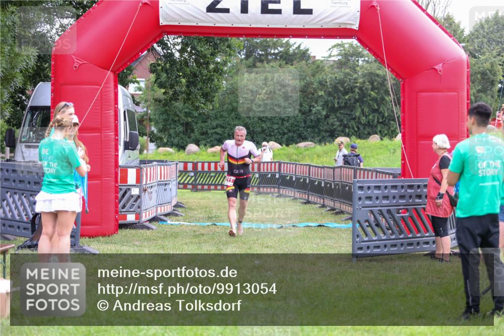 21.06.2026 - 29. Vierlanden-Triathlon Andreas Tolksdorf http://msf.ph/oto/9913054 21.06.2026 10:59:47 Ziel 211 meine-sportfotos.de