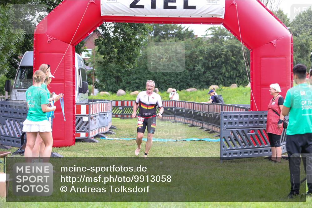 21.06.2026 - 29. Vierlanden-Triathlon Andreas Tolksdorf http://msf.ph/oto/9913058 21.06.2026 10:59:49 Ziel 211 meine-sportfotos.de
