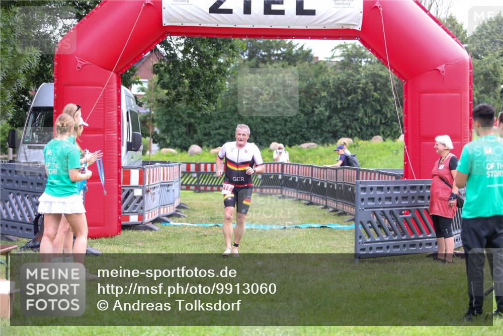 21.06.2026 - 29. Vierlanden-Triathlon Andreas Tolksdorf http://msf.ph/oto/9913060 21.06.2026 10:59:49 Ziel 211 meine-sportfotos.de