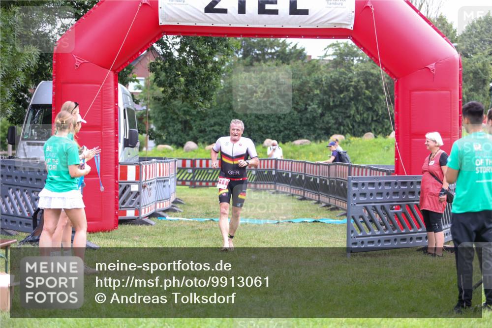 21.06.2026 - 29. Vierlanden-Triathlon Andreas Tolksdorf http://msf.ph/oto/9913061 21.06.2026 10:59:49 Ziel 211 meine-sportfotos.de