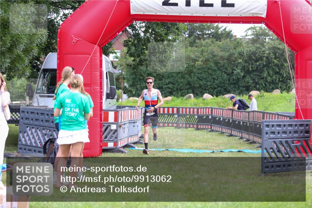 21.06.2026 - 29. Vierlanden-Triathlon Andreas Tolksdorf http://msf.ph/oto/9913062 21.06.2026 11:00:11 Ziel 365 meine-sportfotos.de