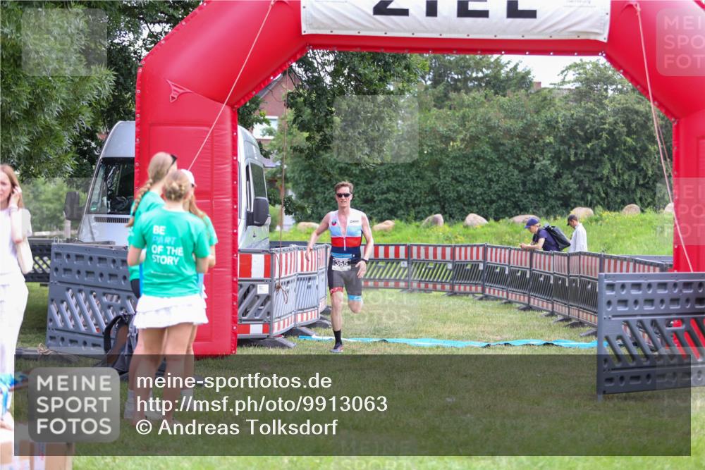21.06.2026 - 29. Vierlanden-Triathlon Andreas Tolksdorf http://msf.ph/oto/9913063 21.06.2026 11:00:11 Ziel 365 meine-sportfotos.de