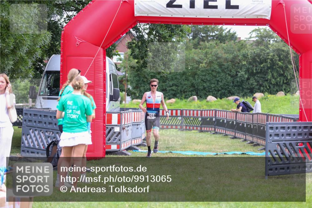 21.06.2026 - 29. Vierlanden-Triathlon Andreas Tolksdorf http://msf.ph/oto/9913065 21.06.2026 11:00:11 Ziel 365 meine-sportfotos.de