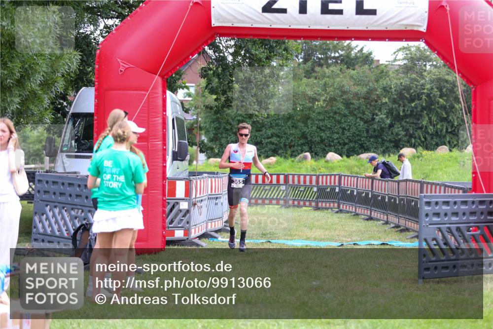 21.06.2026 - 29. Vierlanden-Triathlon Andreas Tolksdorf http://msf.ph/oto/9913066 21.06.2026 11:00:11 Ziel 365 meine-sportfotos.de