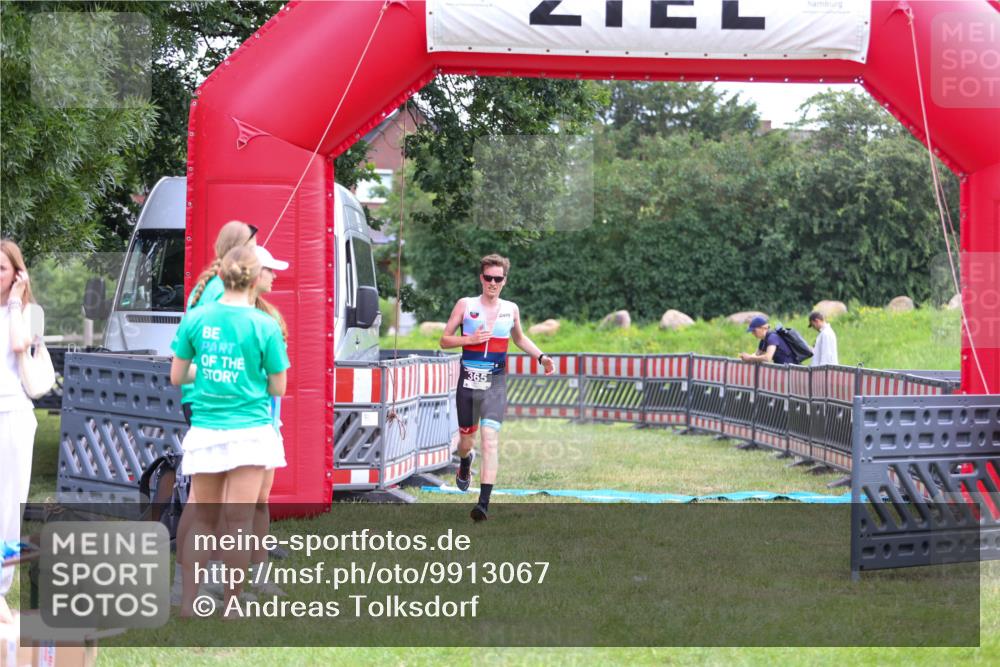 21.06.2026 - 29. Vierlanden-Triathlon Andreas Tolksdorf http://msf.ph/oto/9913067 21.06.2026 11:00:11 Ziel 365 meine-sportfotos.de