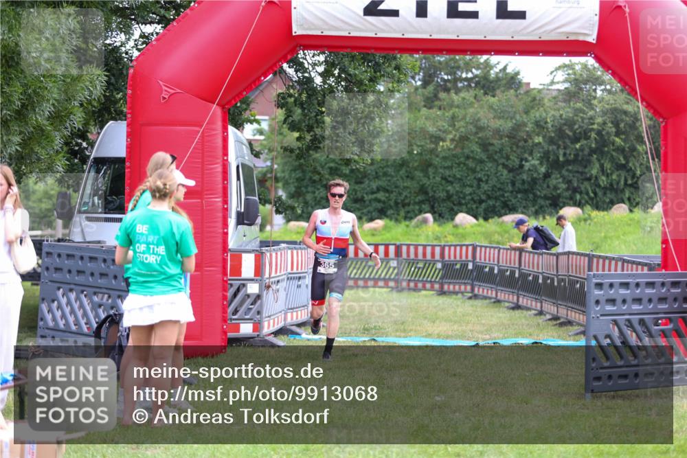 21.06.2026 - 29. Vierlanden-Triathlon Andreas Tolksdorf http://msf.ph/oto/9913068 21.06.2026 11:00:11 Ziel 365 meine-sportfotos.de
