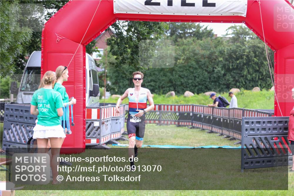 21.06.2026 - 29. Vierlanden-Triathlon Andreas Tolksdorf http://msf.ph/oto/9913070 21.06.2026 11:00:12 Ziel 365 meine-sportfotos.de