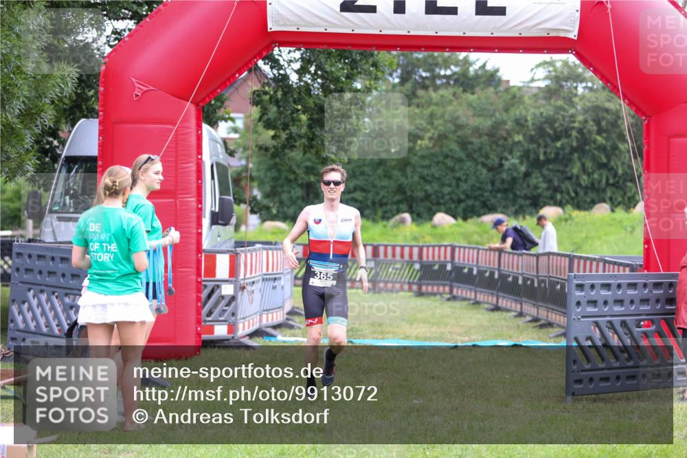 21.06.2026 - 29. Vierlanden-Triathlon Andreas Tolksdorf http://msf.ph/oto/9913072 21.06.2026 11:00:12 Ziel 365 meine-sportfotos.de