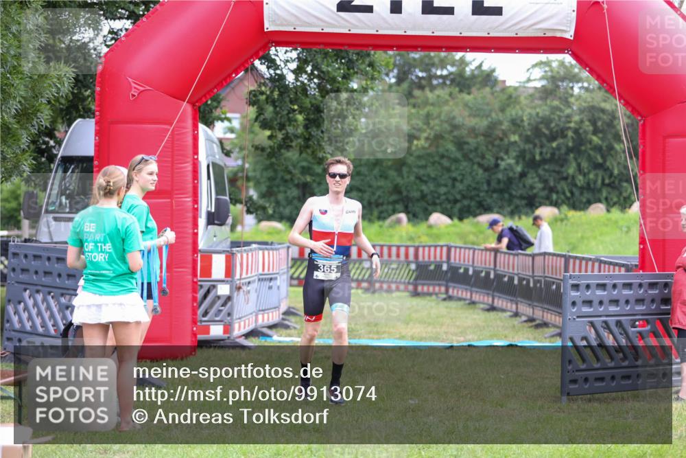 21.06.2026 - 29. Vierlanden-Triathlon Andreas Tolksdorf http://msf.ph/oto/9913074 21.06.2026 11:00:12 Ziel 365 meine-sportfotos.de
