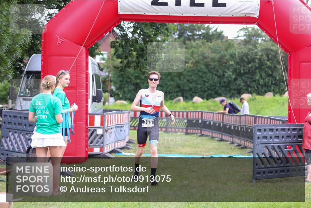 21.06.2026 - 29. Vierlanden-Triathlon Andreas Tolksdorf http://msf.ph/oto/9913075 21.06.2026 11:00:12 Ziel 365 meine-sportfotos.de