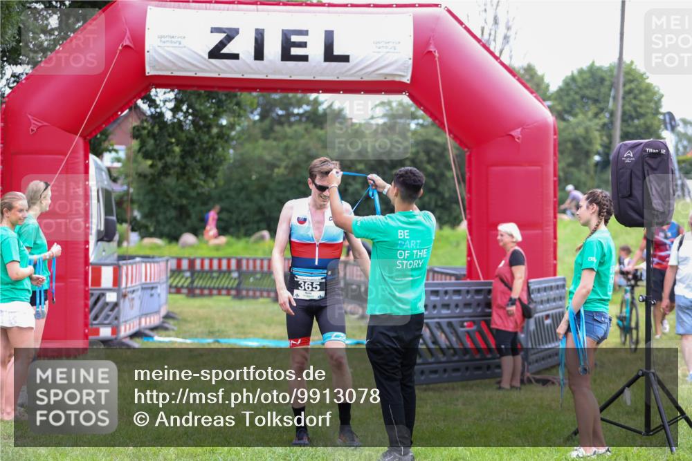 21.06.2026 - 29. Vierlanden-Triathlon Andreas Tolksdorf http://msf.ph/oto/9913078 21.06.2026 11:00:15 Ziel 365 meine-sportfotos.de