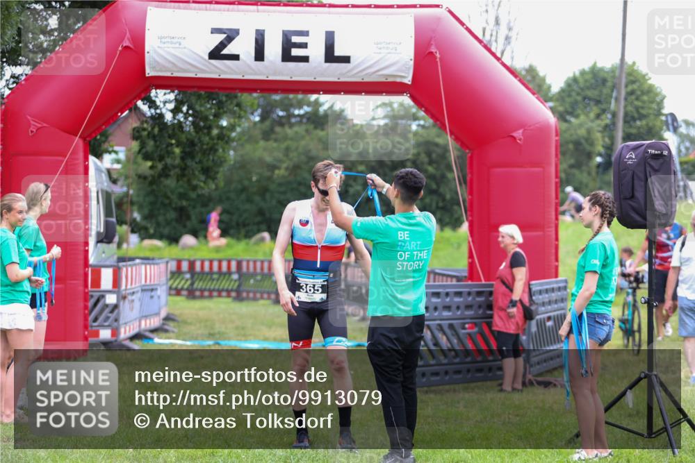 21.06.2026 - 29. Vierlanden-Triathlon Andreas Tolksdorf http://msf.ph/oto/9913079 21.06.2026 11:00:15 Ziel 365 meine-sportfotos.de