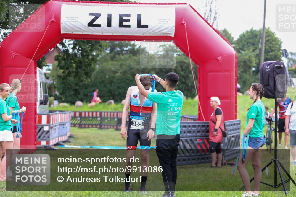 21.06.2026 - 29. Vierlanden-Triathlon Andreas Tolksdorf http://msf.ph/oto/9913086 21.06.2026 11:00:16 Ziel 365 meine-sportfotos.de