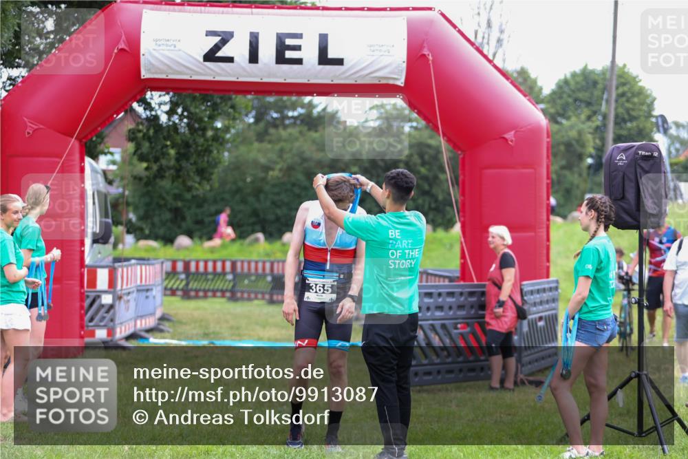 21.06.2026 - 29. Vierlanden-Triathlon Andreas Tolksdorf http://msf.ph/oto/9913087 21.06.2026 11:00:16 Ziel 365 meine-sportfotos.de