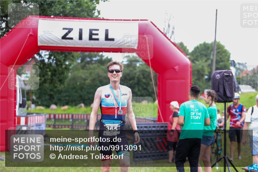 21.06.2026 - 29. Vierlanden-Triathlon Andreas Tolksdorf http://msf.ph/oto/9913091 21.06.2026 11:00:19 Ziel  meine-sportfotos.de