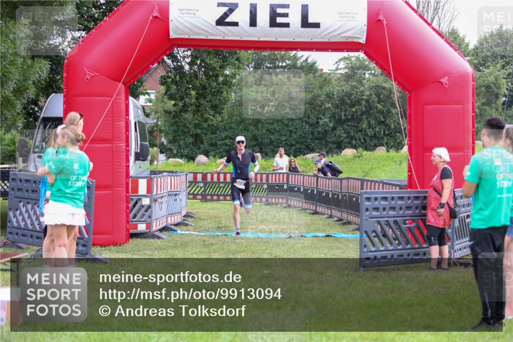 21.06.2026 - 29. Vierlanden-Triathlon Andreas Tolksdorf http://msf.ph/oto/9913094 21.06.2026 11:00:40 Ziel 308 meine-sportfotos.de