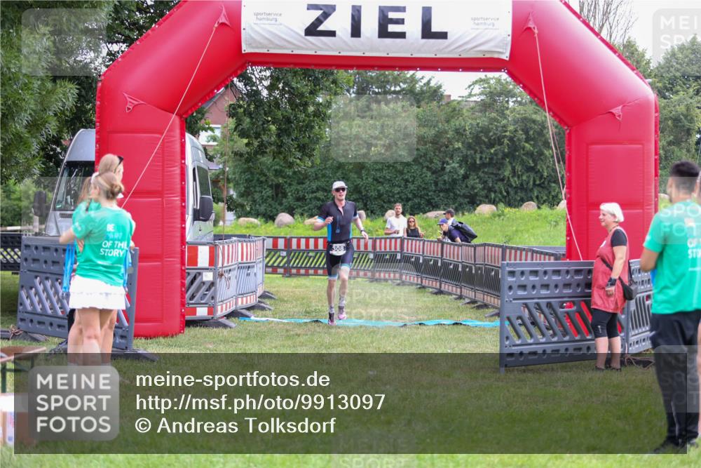 21.06.2026 - 29. Vierlanden-Triathlon Andreas Tolksdorf http://msf.ph/oto/9913097 21.06.2026 11:00:40 Ziel 308 meine-sportfotos.de