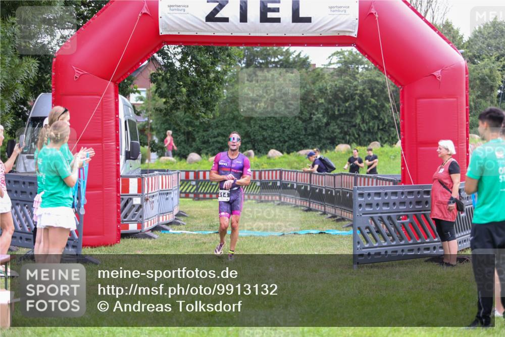 21.06.2026 - 29. Vierlanden-Triathlon Andreas Tolksdorf http://msf.ph/oto/9913132 21.06.2026 11:00:57 Ziel 414 meine-sportfotos.de