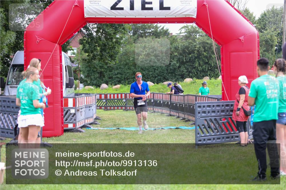 21.06.2026 - 29. Vierlanden-Triathlon Andreas Tolksdorf http://msf.ph/oto/9913136 21.06.2026 11:02:06 Ziel 352 meine-sportfotos.de