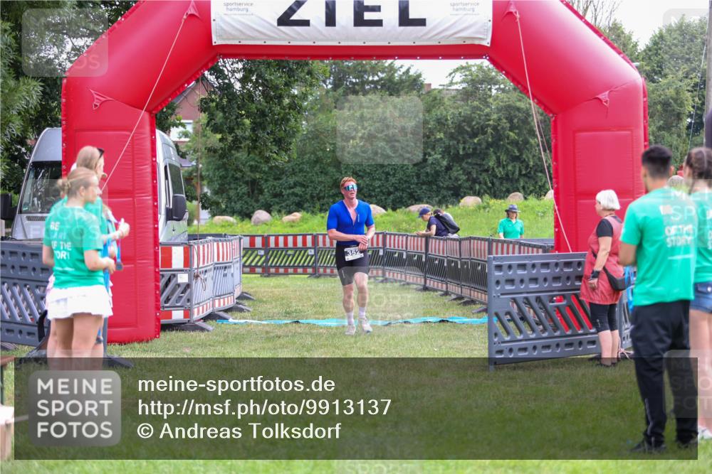 21.06.2026 - 29. Vierlanden-Triathlon Andreas Tolksdorf http://msf.ph/oto/9913137 21.06.2026 11:02:06 Ziel 352 meine-sportfotos.de