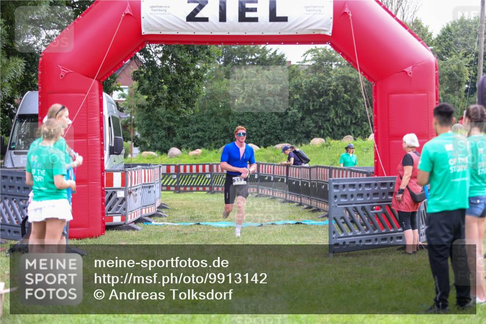 21.06.2026 - 29. Vierlanden-Triathlon Andreas Tolksdorf http://msf.ph/oto/9913142 21.06.2026 11:02:06 Ziel 352 meine-sportfotos.de