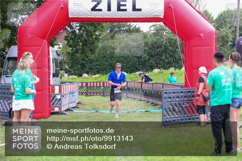 21.06.2026 - 29. Vierlanden-Triathlon Andreas Tolksdorf http://msf.ph/oto/9913143 21.06.2026 11:02:06 Ziel 352 meine-sportfotos.de