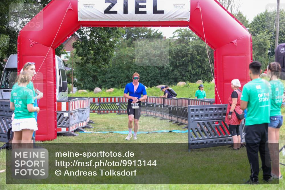 21.06.2026 - 29. Vierlanden-Triathlon Andreas Tolksdorf http://msf.ph/oto/9913144 21.06.2026 11:02:06 Ziel 352 meine-sportfotos.de