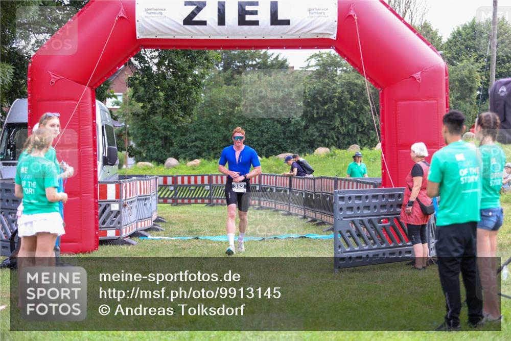 21.06.2026 - 29. Vierlanden-Triathlon Andreas Tolksdorf http://msf.ph/oto/9913145 21.06.2026 11:02:06 Ziel 352 meine-sportfotos.de