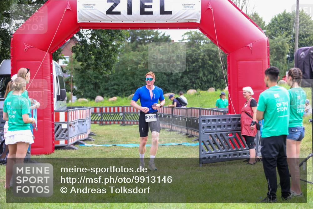 21.06.2026 - 29. Vierlanden-Triathlon Andreas Tolksdorf http://msf.ph/oto/9913146 21.06.2026 11:02:07 Ziel 352 meine-sportfotos.de