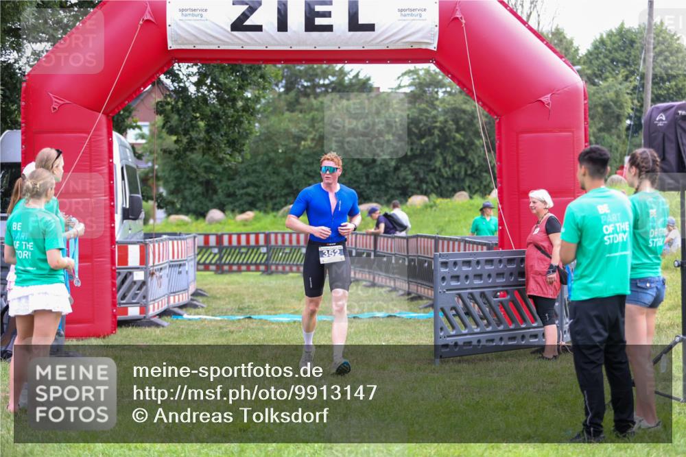 21.06.2026 - 29. Vierlanden-Triathlon Andreas Tolksdorf http://msf.ph/oto/9913147 21.06.2026 11:02:07 Ziel 352 meine-sportfotos.de
