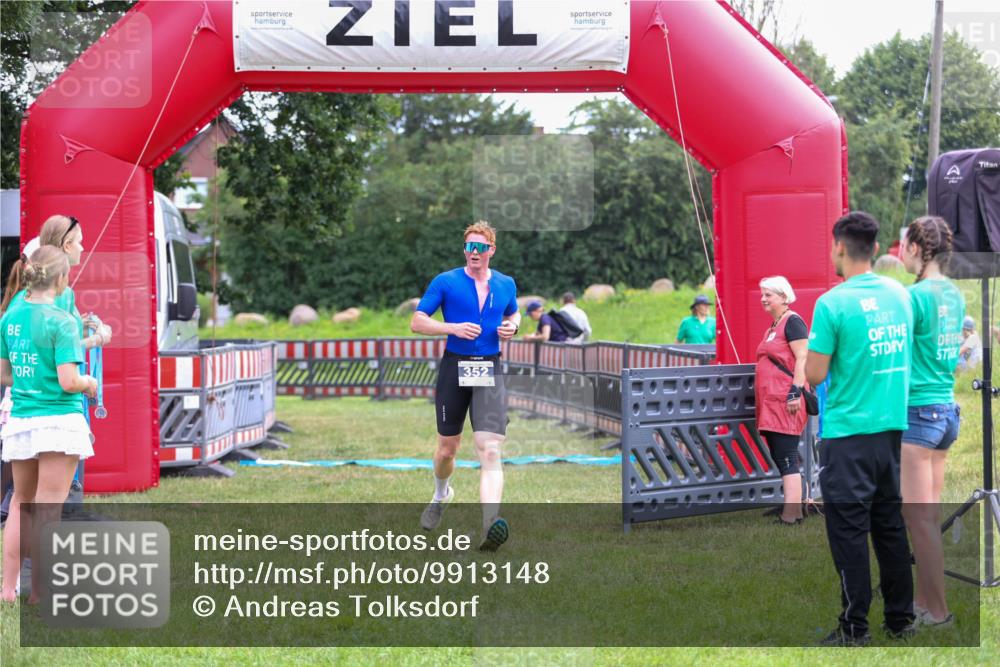 21.06.2026 - 29. Vierlanden-Triathlon Andreas Tolksdorf http://msf.ph/oto/9913148 21.06.2026 11:02:07 Ziel 352 meine-sportfotos.de