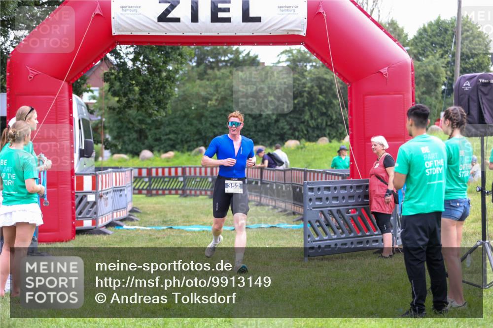 21.06.2026 - 29. Vierlanden-Triathlon Andreas Tolksdorf http://msf.ph/oto/9913149 21.06.2026 11:02:07 Ziel 352 meine-sportfotos.de