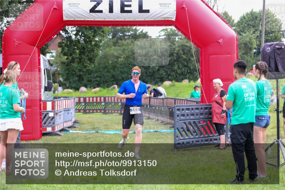 21.06.2026 - 29. Vierlanden-Triathlon Andreas Tolksdorf http://msf.ph/oto/9913150 21.06.2026 11:02:07 Ziel 352 meine-sportfotos.de