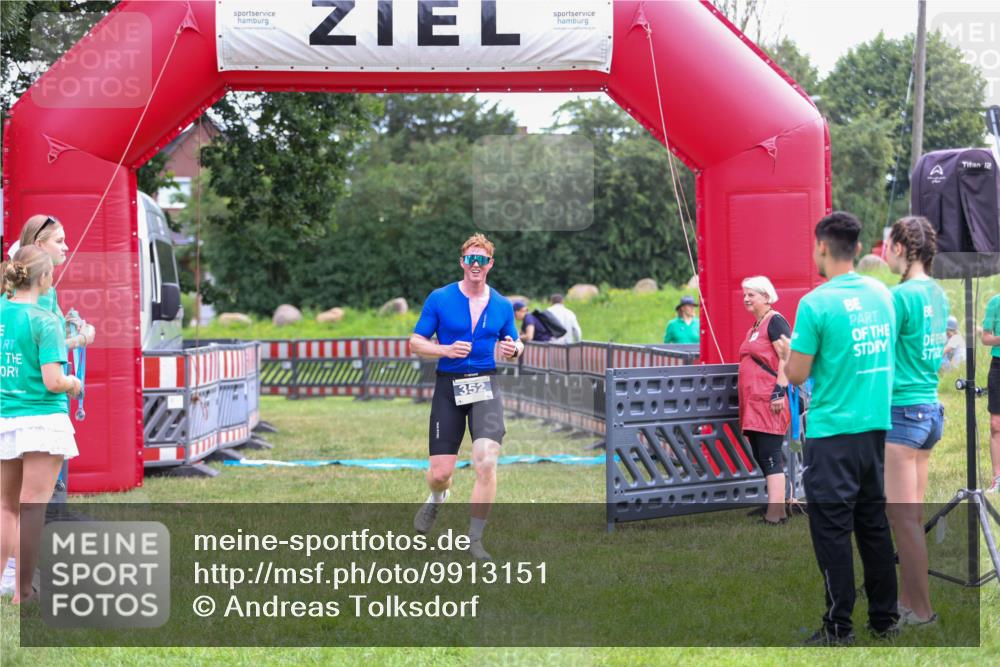 21.06.2026 - 29. Vierlanden-Triathlon Andreas Tolksdorf http://msf.ph/oto/9913151 21.06.2026 11:02:07 Ziel 352 meine-sportfotos.de