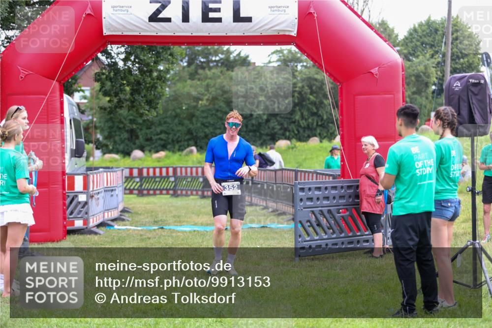 21.06.2026 - 29. Vierlanden-Triathlon Andreas Tolksdorf http://msf.ph/oto/9913153 21.06.2026 11:02:08 Ziel 352 meine-sportfotos.de