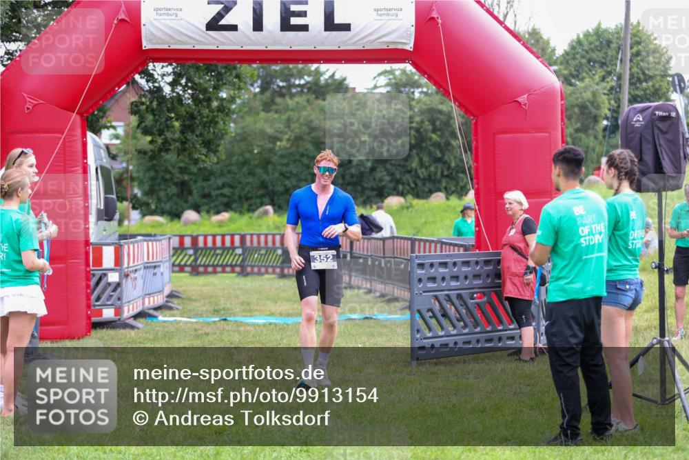 21.06.2026 - 29. Vierlanden-Triathlon Andreas Tolksdorf http://msf.ph/oto/9913154 21.06.2026 11:02:08 Ziel 352 meine-sportfotos.de