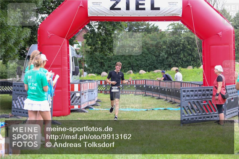 21.06.2026 - 29. Vierlanden-Triathlon Andreas Tolksdorf http://msf.ph/oto/9913162 21.06.2026 11:02:51 Ziel 307, 440 meine-sportfotos.de