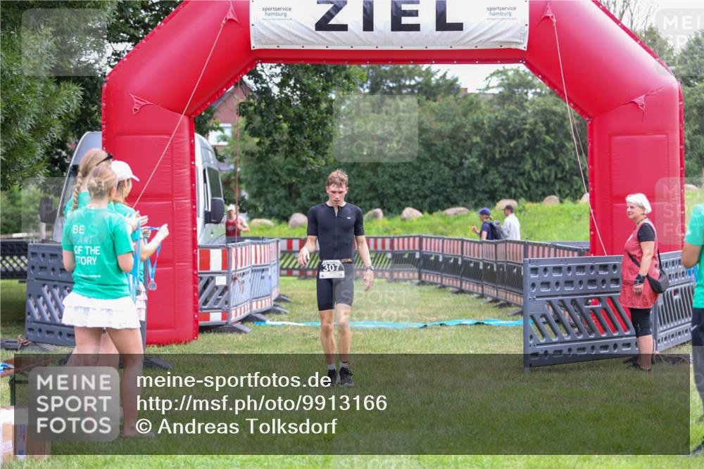 21.06.2026 - 29. Vierlanden-Triathlon Andreas Tolksdorf http://msf.ph/oto/9913166 21.06.2026 11:02:52 Ziel 307, 440 meine-sportfotos.de