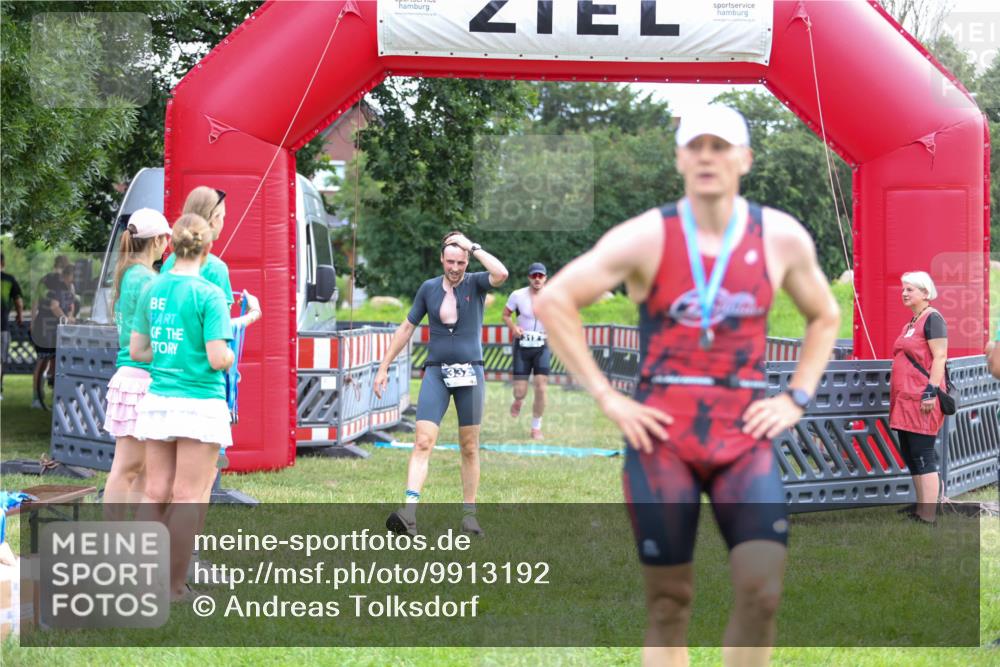 21.06.2026 - 29. Vierlanden-Triathlon Andreas Tolksdorf http://msf.ph/oto/9913192 21.06.2026 11:03:08 Ziel 312, 332 meine-sportfotos.de