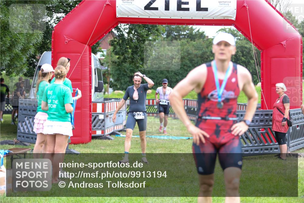 21.06.2026 - 29. Vierlanden-Triathlon Andreas Tolksdorf http://msf.ph/oto/9913194 21.06.2026 11:03:08 Ziel 312, 332 meine-sportfotos.de